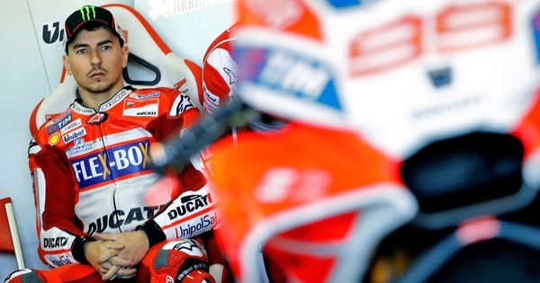 Foto: Jorge Lorenzo, pensativo delante de su Ducati. (EFE)