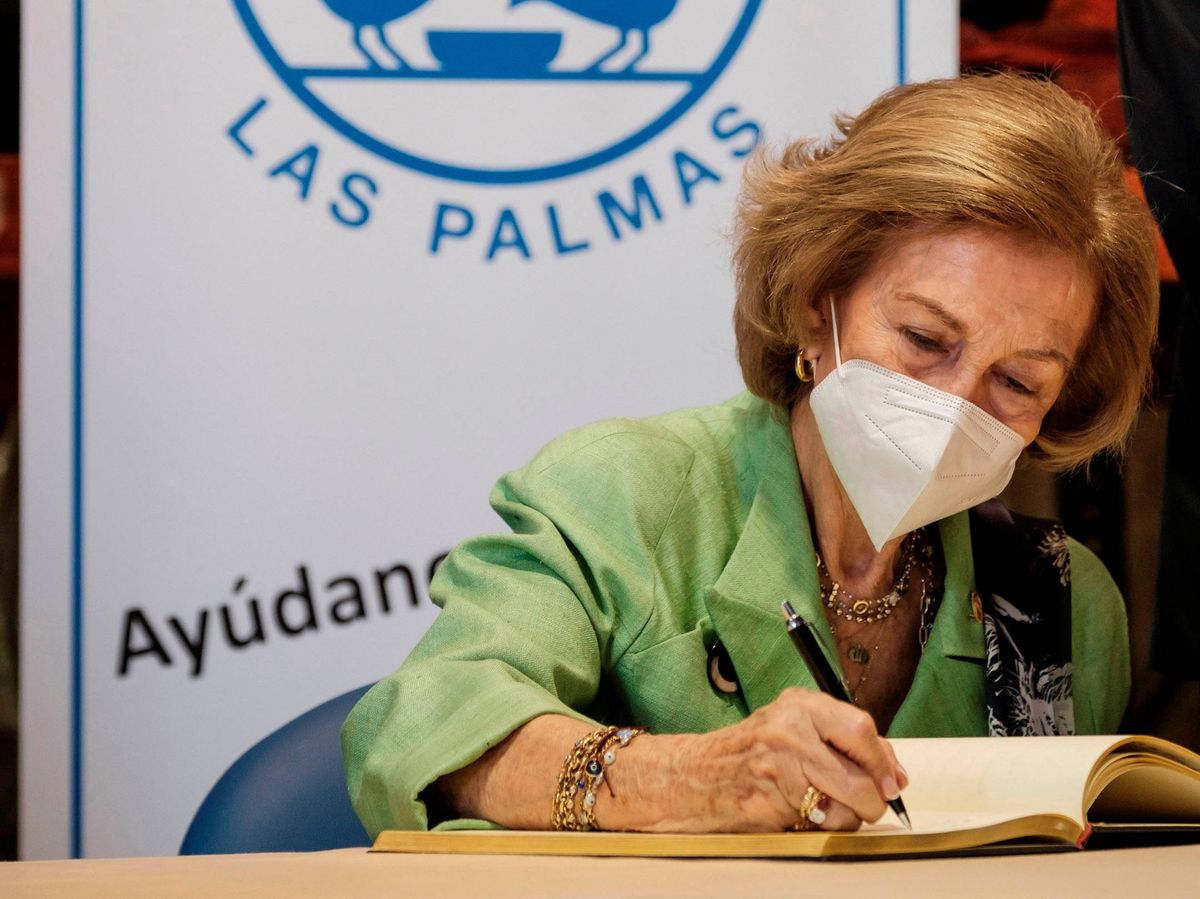 Foto: La reina Sofía, este jueves en el Banco de Alimentos de Las Palmas de Gran Canaria. (Limited Pictures)