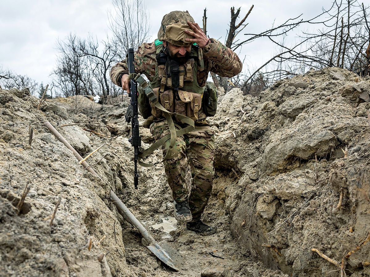 Foto: Un soldado ucraniano, en una trinchera a las afueras de Bajmut. (Getty/John Moore)