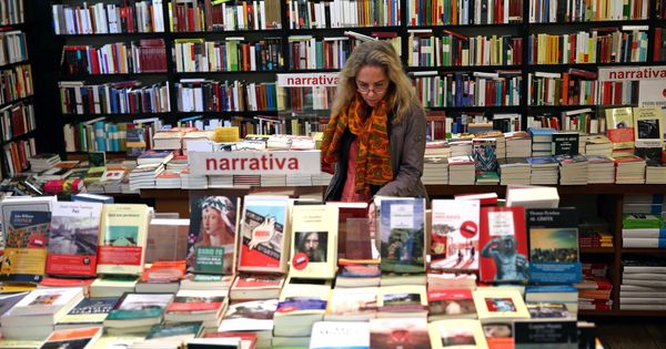 Foto: Una mujer hojea unos libros hoy en la librería la Central de Barcelona. (EFE)