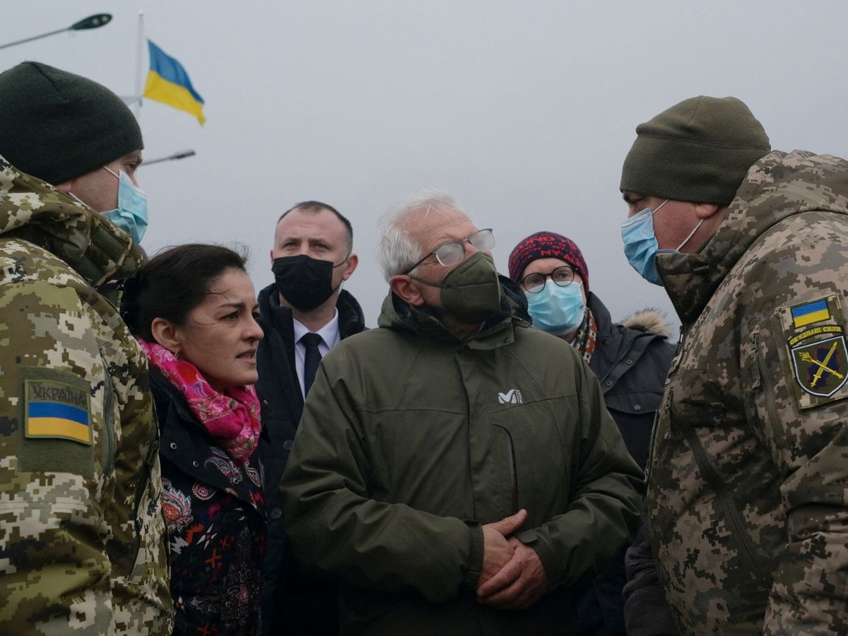Foto: Borrell durante su viaje a Ucrania. (Reuters/Maksim Levin)