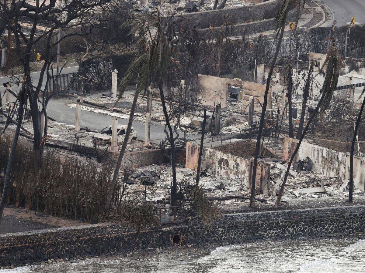 Foto: Vistas desde el aire de la comunidad de Lahaina tras los incendios forestales. (Reuters/Marco García)