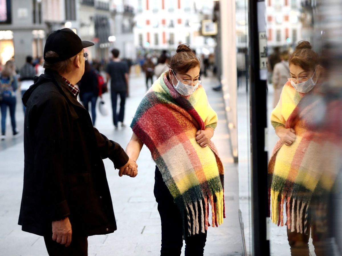Foto: Una pareja, ante un escaparate en la calle Preciados, en el centro de Madrid. (EFE)