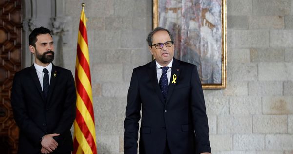 Foto: Quim Torra, acompañado por el presidente del Parlament, Roger Torrent, toma posesión de su cargo como presidente de la Generalitat. (Efe) 