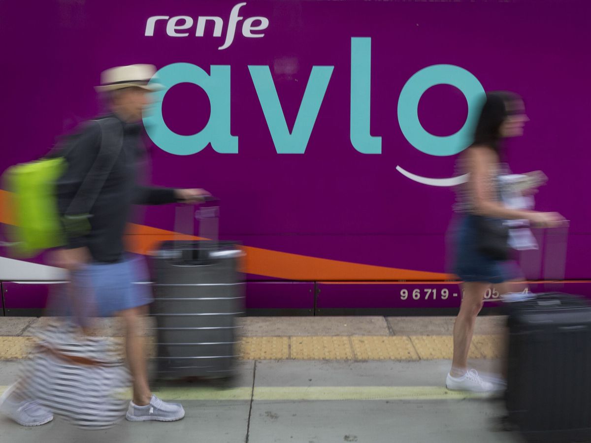 Foto: Renfe lanza hoy una oferta 'Superprecio' de billetes desde 7 y 11 euros: fechas para los viajes en Avlo y AVE (EFE/Álvaro Cabrera)