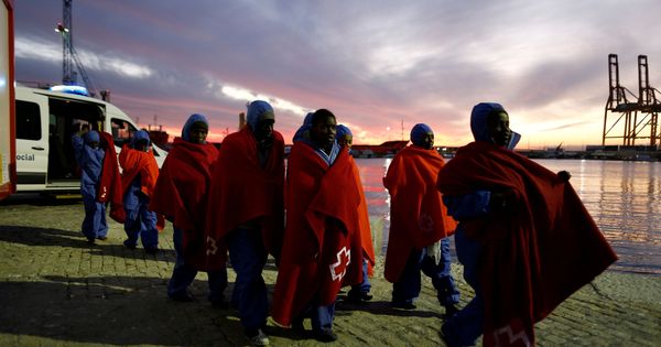 Foto: Mujeres migrantes interceptadas en el Mediterráneo desembarcan en Málaga, el 15 de enero de 2019. (Reuters)