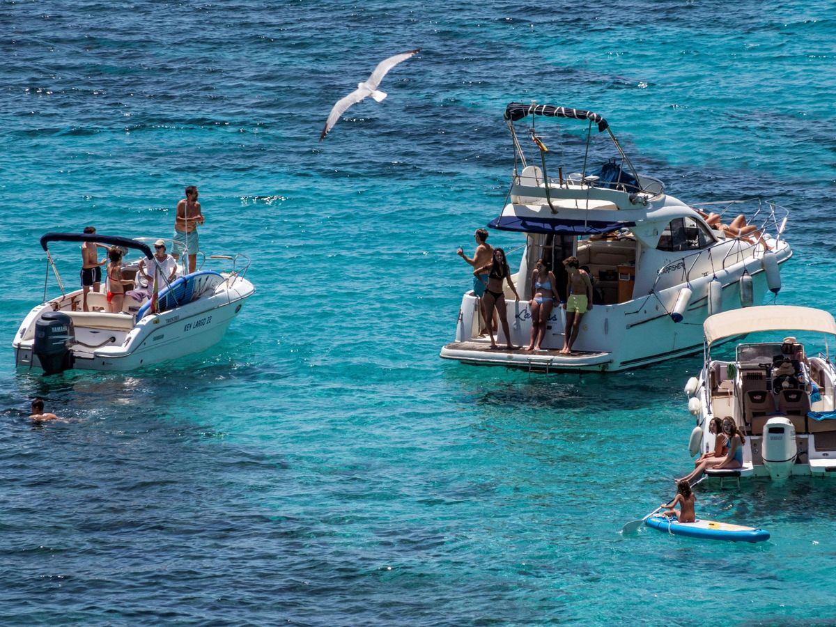 Foto: Barcos en las playas de Es Geperut, en Mallorca, ya en la fase 2. (EFE)