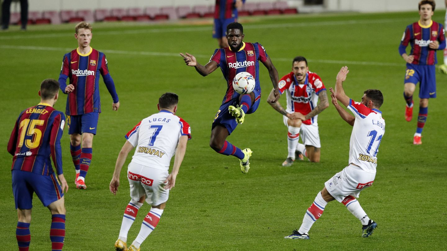 Samuel Umtiti recupera un balón ante el Deportivo Alavés. (Reuters)