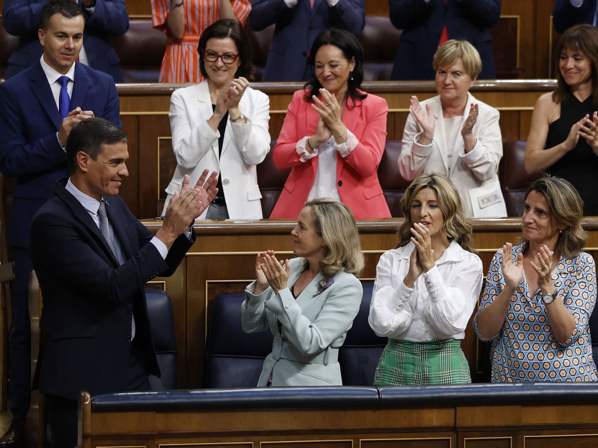 Foto: El presidente del Gobierno, Pedro Sánchez, aplaudido por la bancada socialista. (EFE/Chema Moya)
