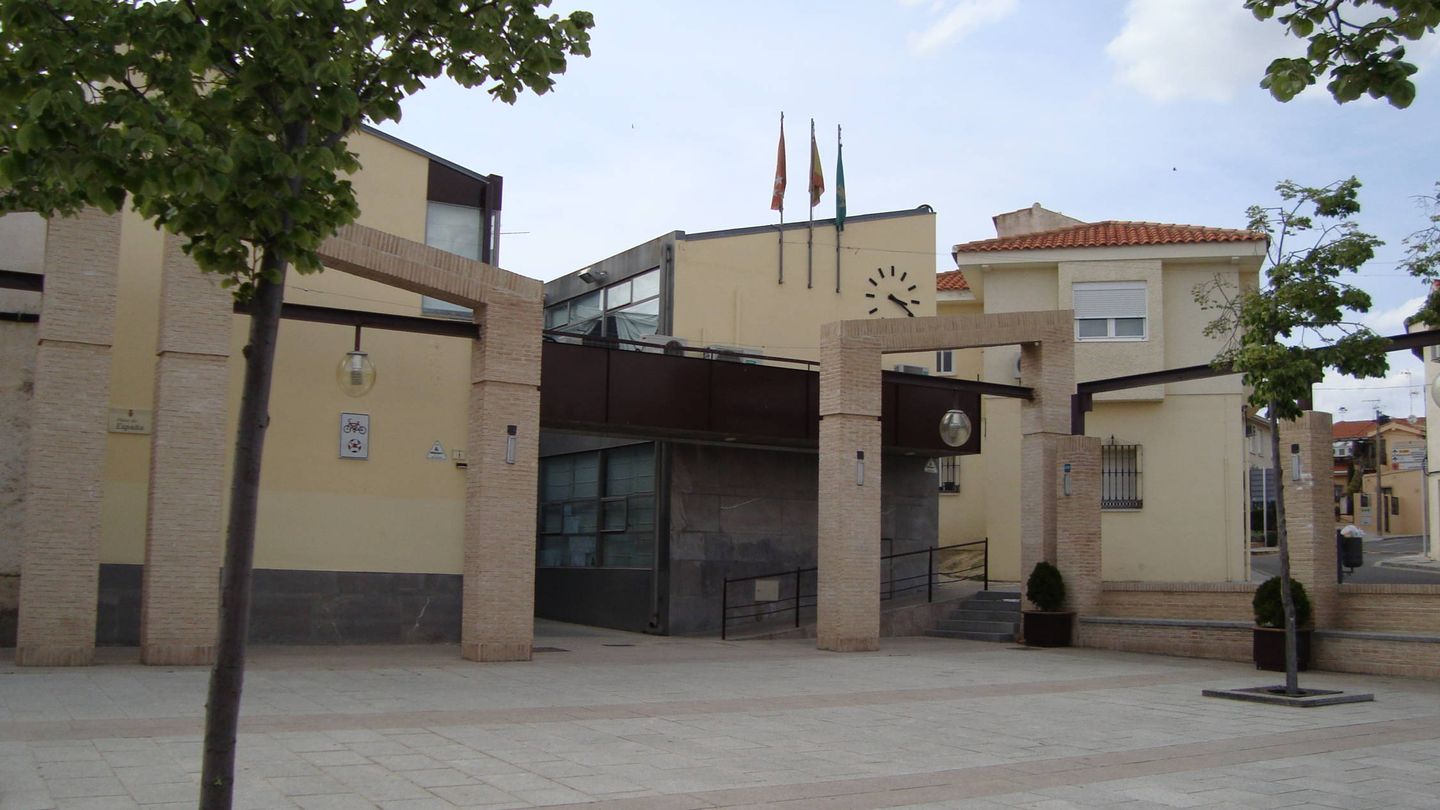 Fachada del Ayuntamiento de Serranillos del Valle, Madrid.