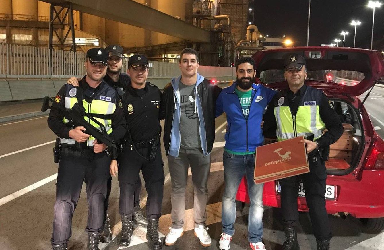 Fotografía de Rafael entregando pizzas en el puerto de Barcelona.