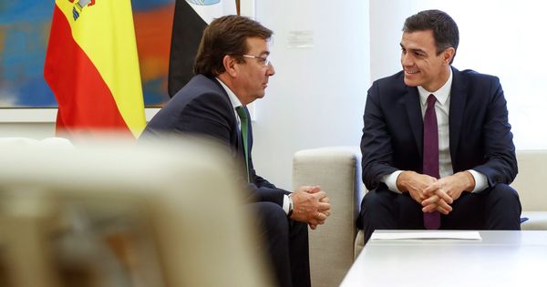 Foto: Pedro Sánchez y el presidente de la Junta de Extremadura, Guillermo Fernández Vara, el pasado 6 de noviembre en La Moncloa. (EFE)