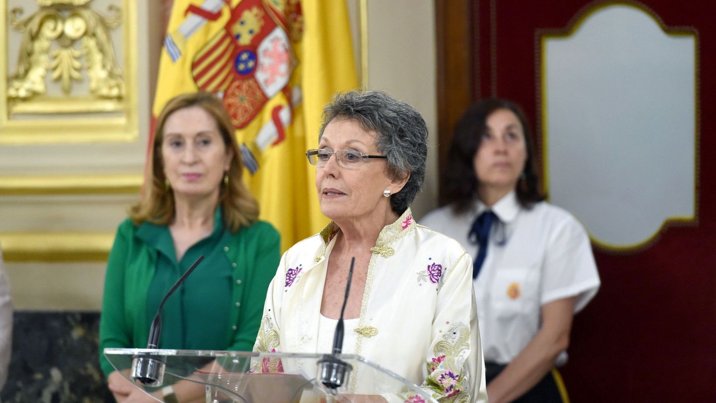 La administradora de RTVE, Rosa María Mateo, durante su toma de posesión junto la presidenta del Congreso, Ana Pastor . (EFE)