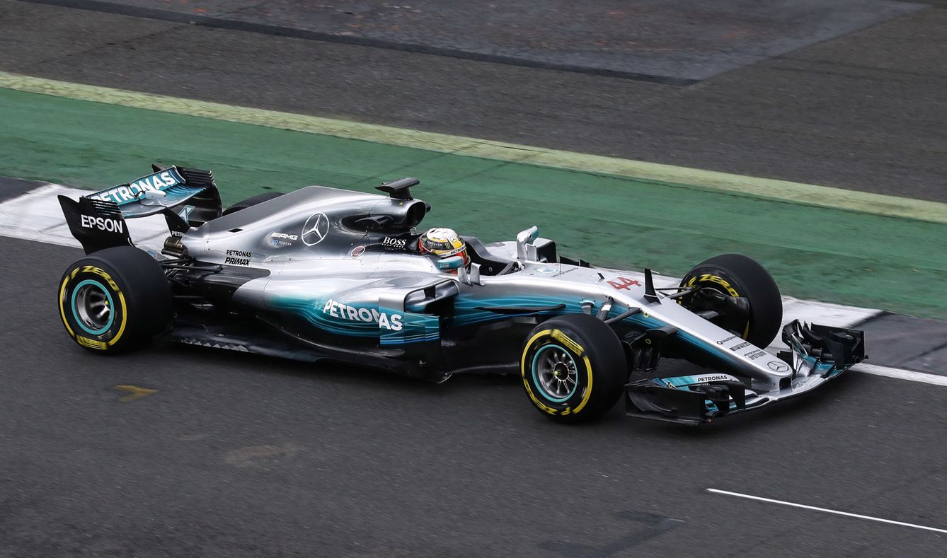 Lewis Hamilton probando su nuevo coche en el circuito de Silverstone
