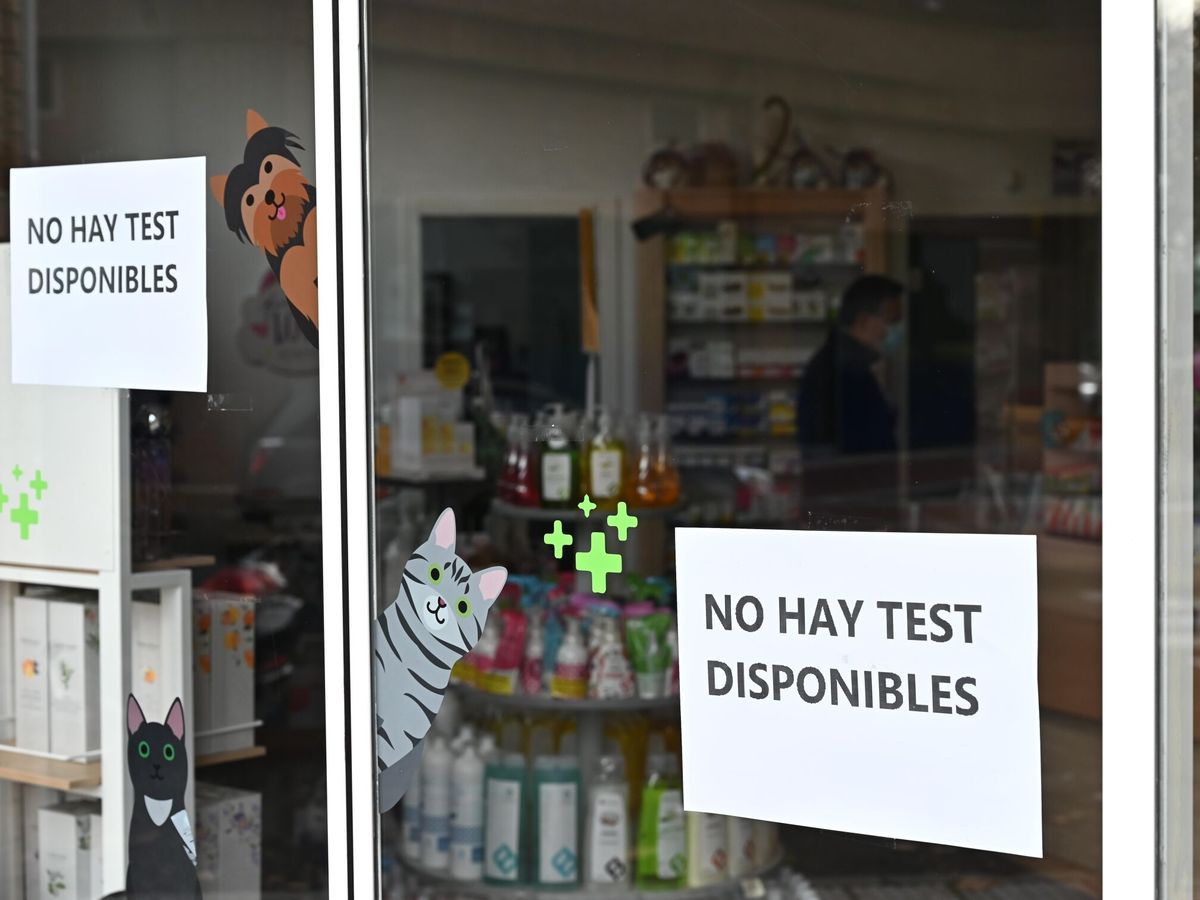 Foto: Detalle de un cartel informativo sobre la no disponibilidad de test de antígenos a la venta en una farmacia de Madrid. (Fernando Villar/EFE)