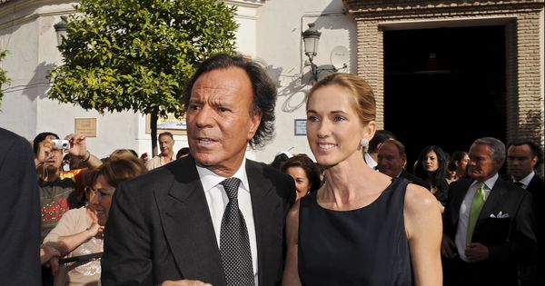Foto: Julio Iglesias y su esposa Miranda Rijnburger, en una imagen de archivo. (Gtres)