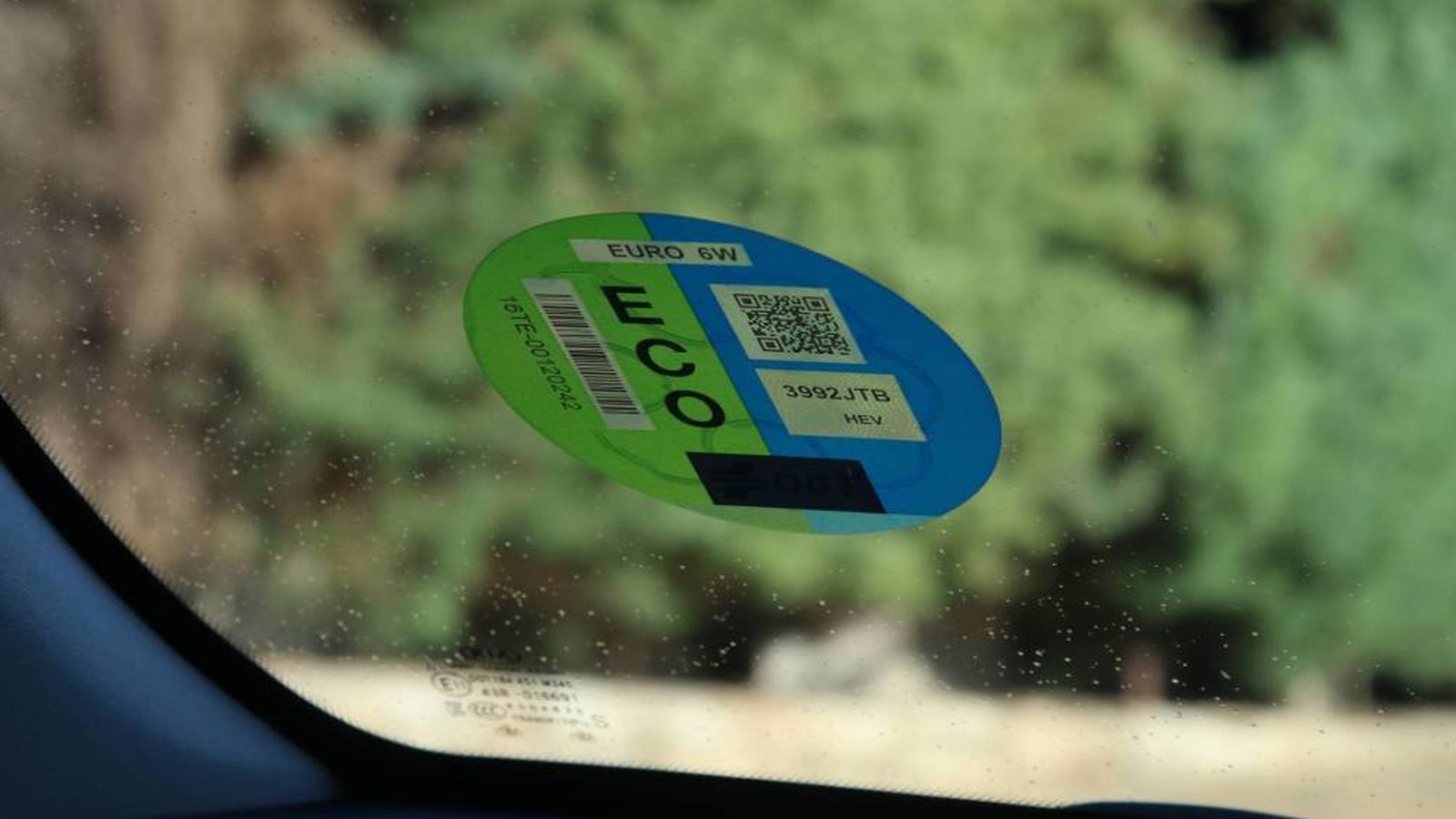 Foto: La OCU avisa: algunos vehículos cero o eco contaminan más que un gasolina. (EFE)