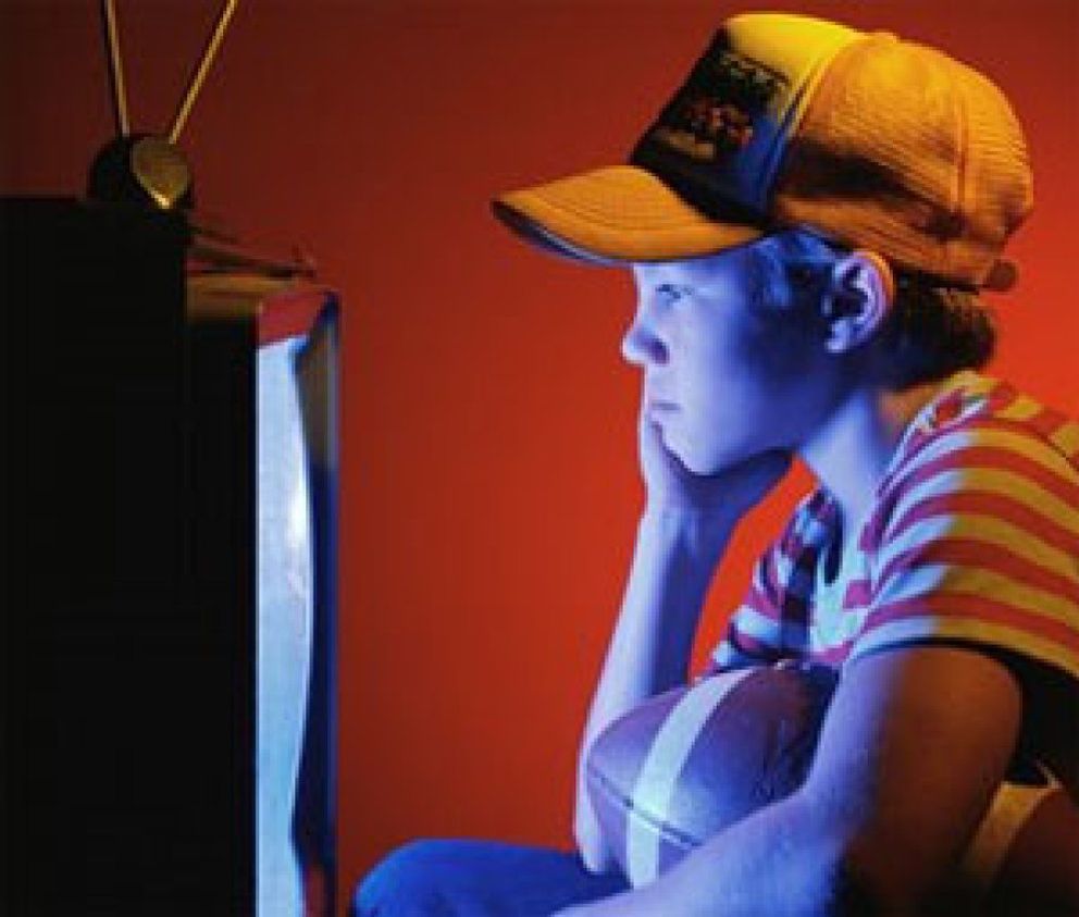 Foto: Los jóvenes que ven mucha televisión tienen más riesgo de comer mal