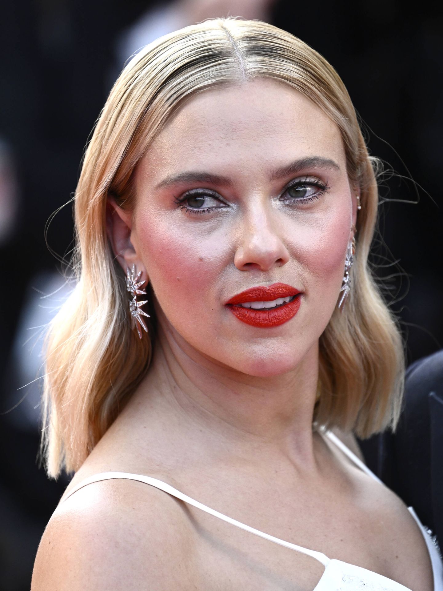El maquillaje de Scarlett Johansson en el Festival de Cine de Cannes se caracterizaba por colores muy intensos y un puntual uso del glitter. (Getty/Gareth Cattermole)