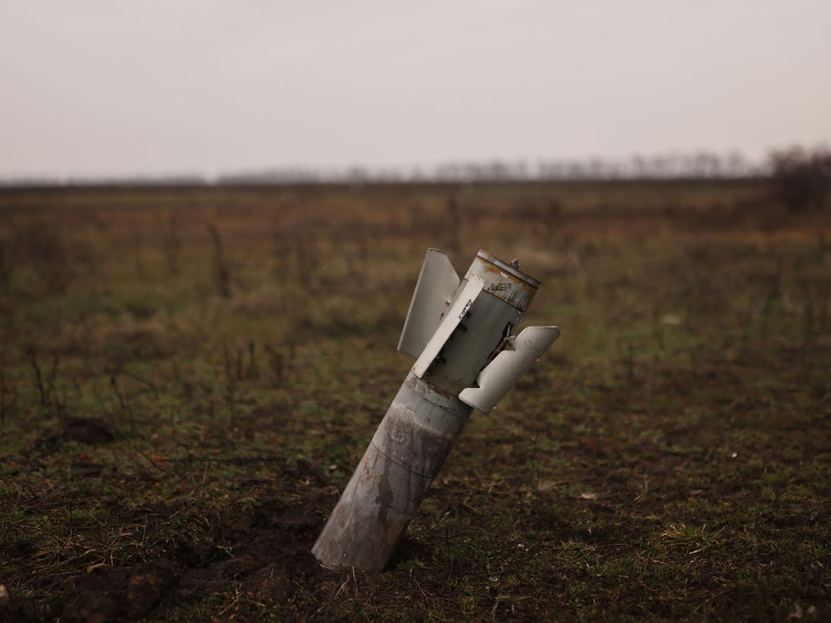 Foto: Misil Grad sin detonar, en un campo ucraniano. (Reuters/Nacho Doce)