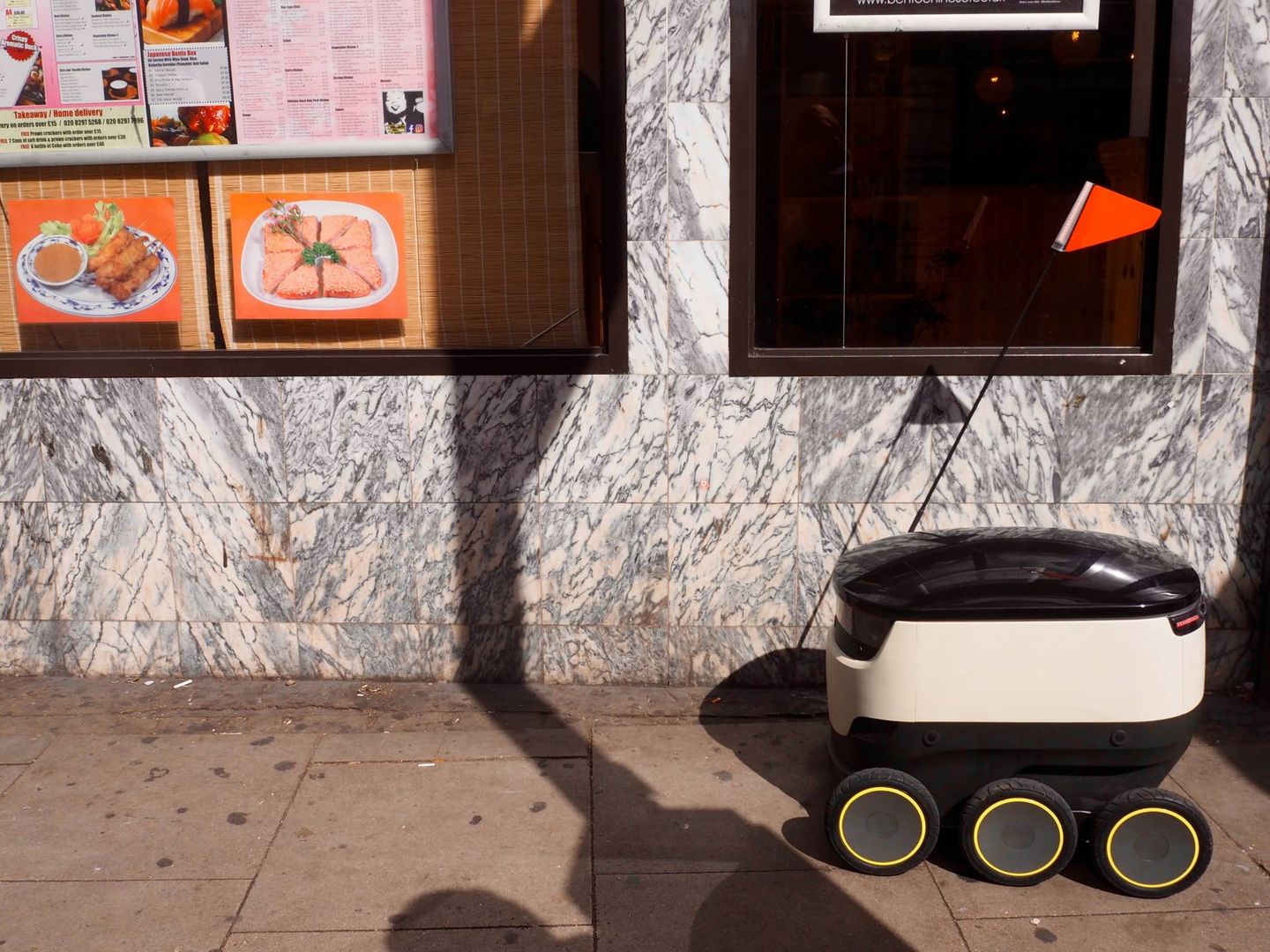 Uno de los robots repartidores, por las calles de Londres. (A. P.)