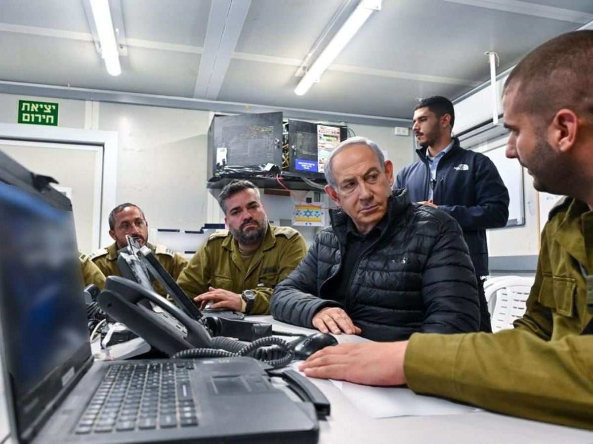 Foto: Benjamin Netanyahu con miembros de la unidad de inteligencia militar de Israel, en diciembre de 2023. EUROPA PRESS