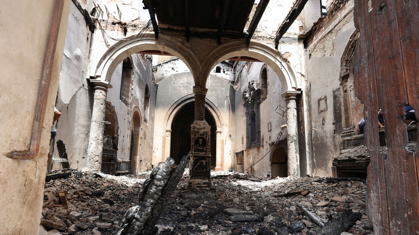 Interior de la iglesia de Santa Maria di Gesu, dañada por el paso de las llamas en Sicilia, Italia. (Reuters/Alberto Lo Bianco)