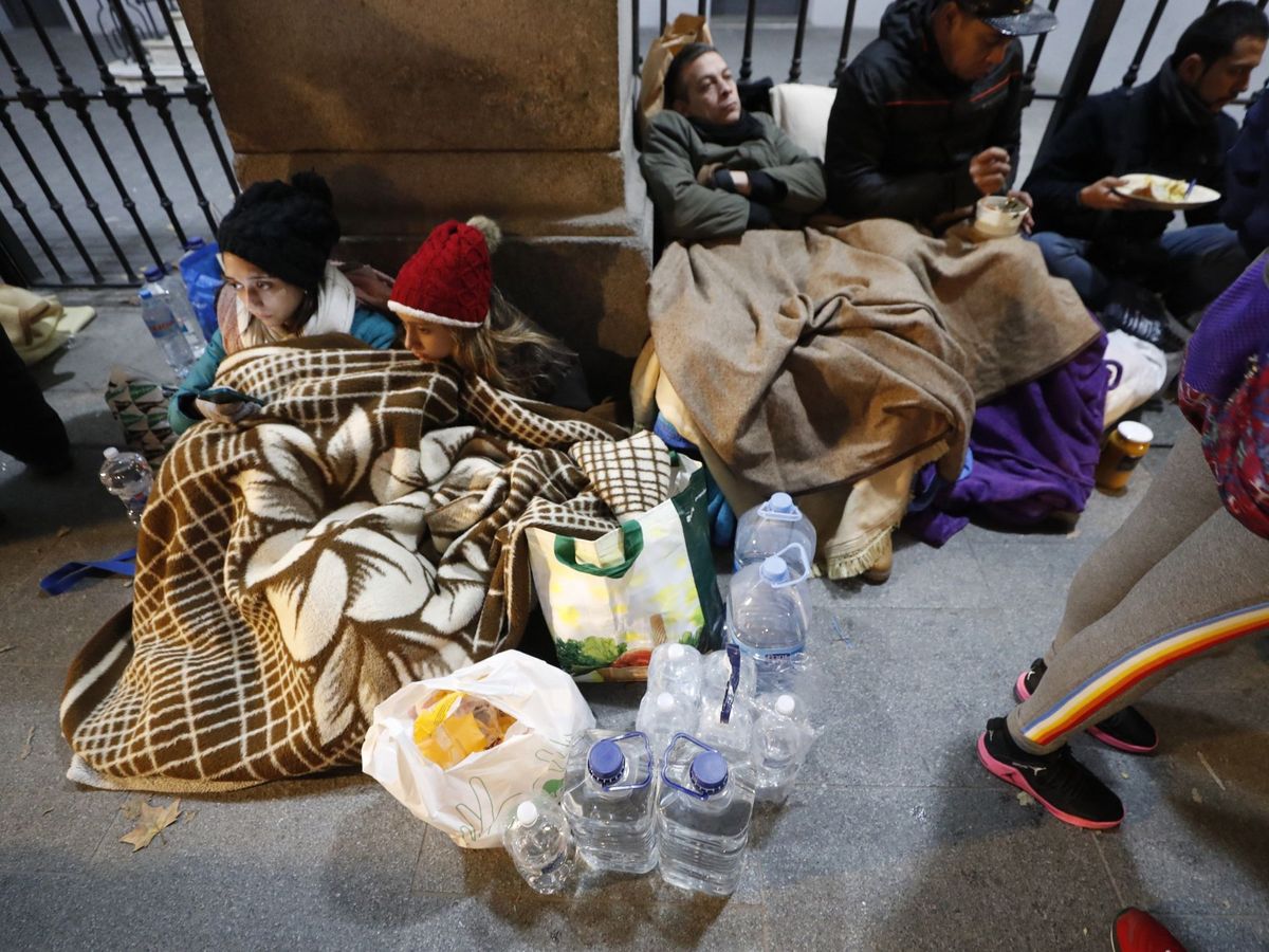 Foto: Solicitantes de asilo, a las puertas del Samur Social de Madrid, el pasado noviembre. (EFE)