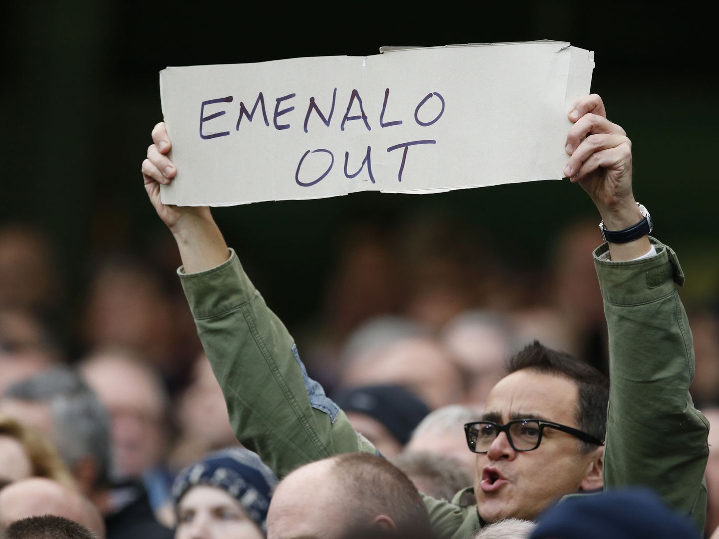 Aficionados del Chelsea muestran un cartel en protesta a Emenalo en 2015. (Reuters)