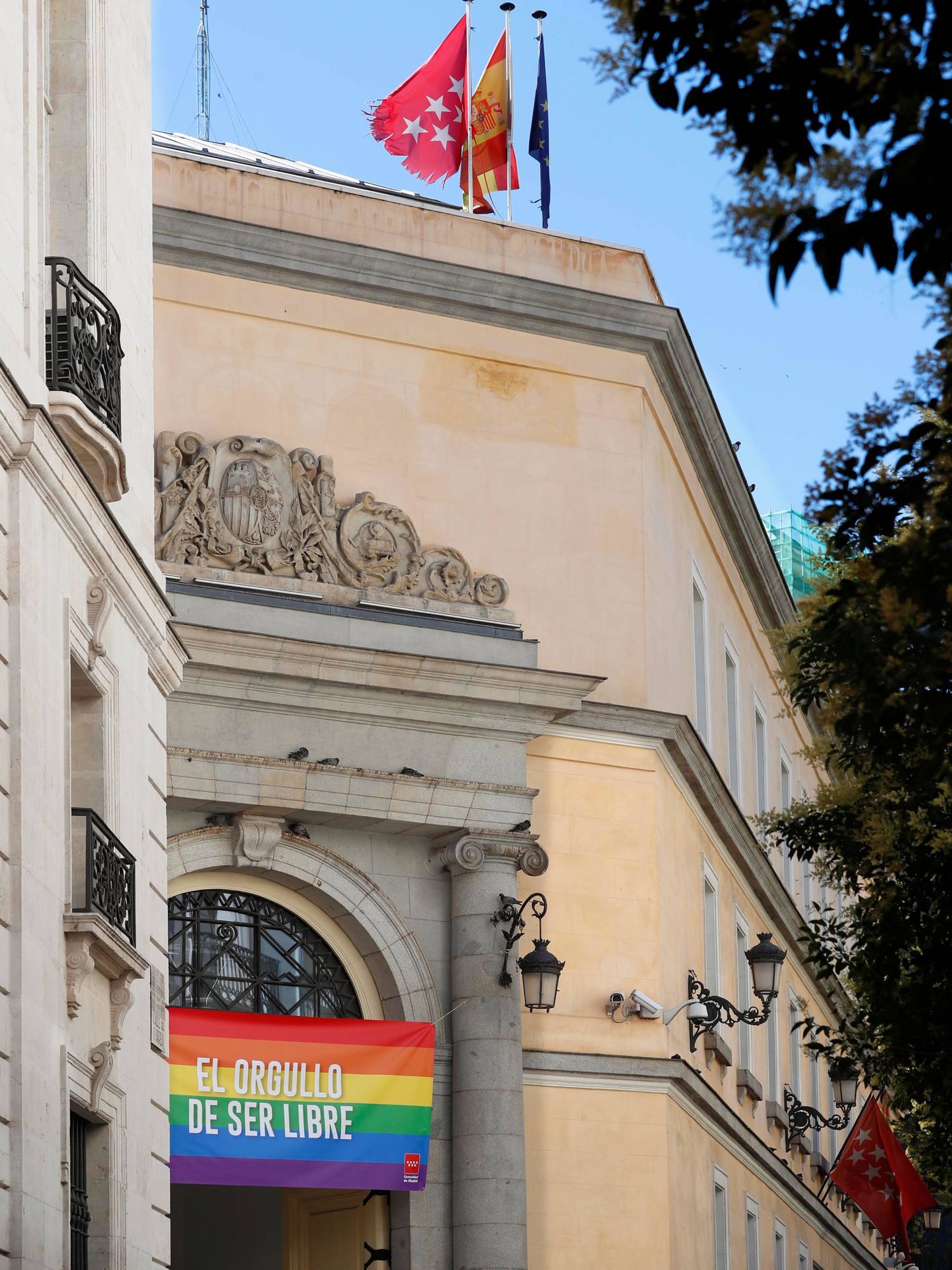 Bandera arcoiris en la fachada de Vicepresidencia.