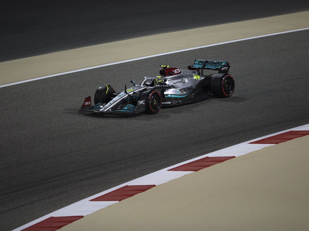 Foto: Lewis hamilton en la clasificación del Gran Premio de Bahrein. (EFE/Ali Haider)