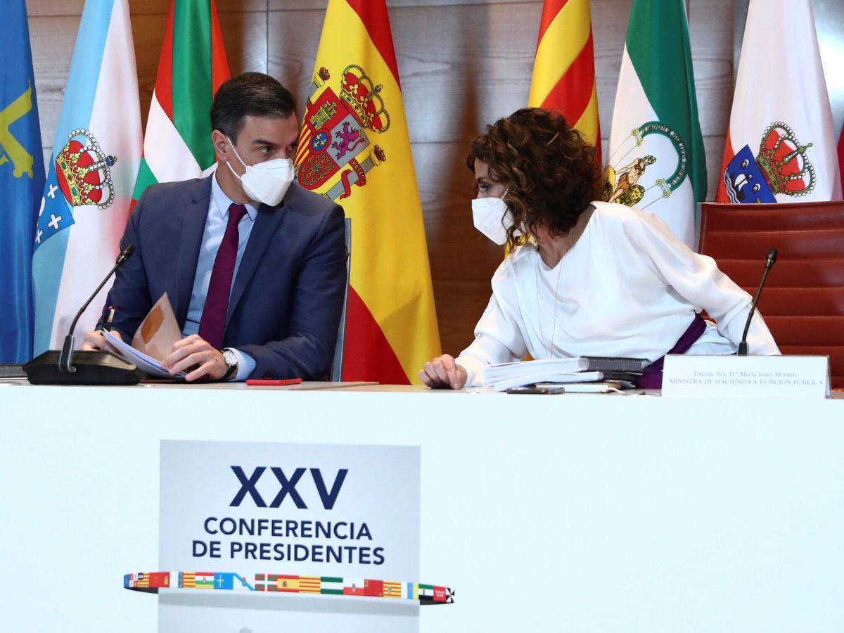 Foto: Pedro Sánchez y María Jesús Montero en la Conferencia de Presidentes. (EFE/Fernando Calvo)