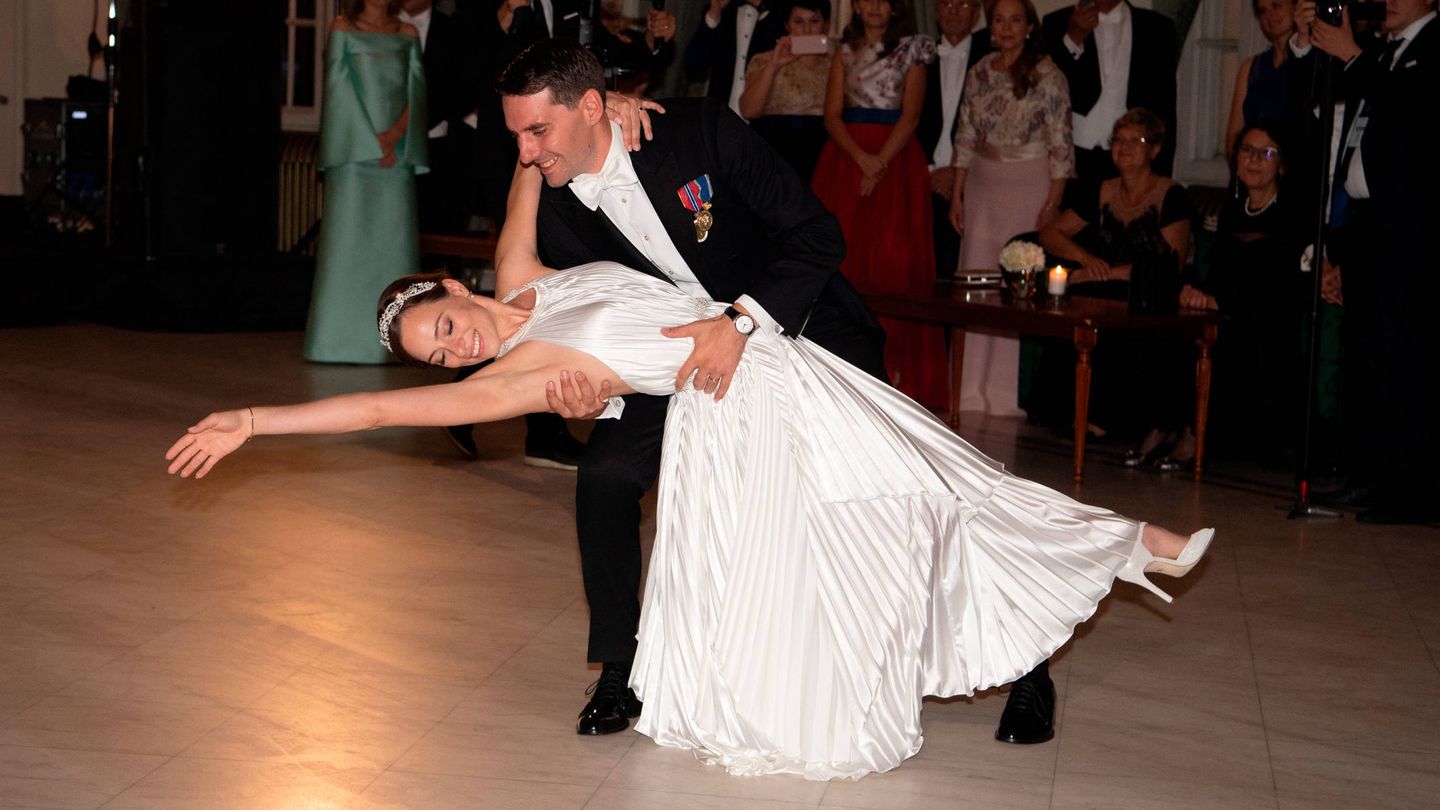 Nicolás y Alina durante su primer baile. (Getty)