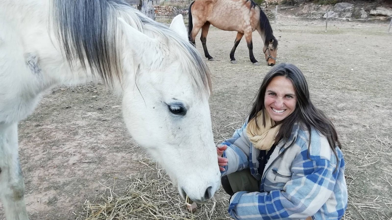 Foto: Beatriz López, con uno de los caballos de los que se ha hecho cargo en Lucena del Cid (Castellón)