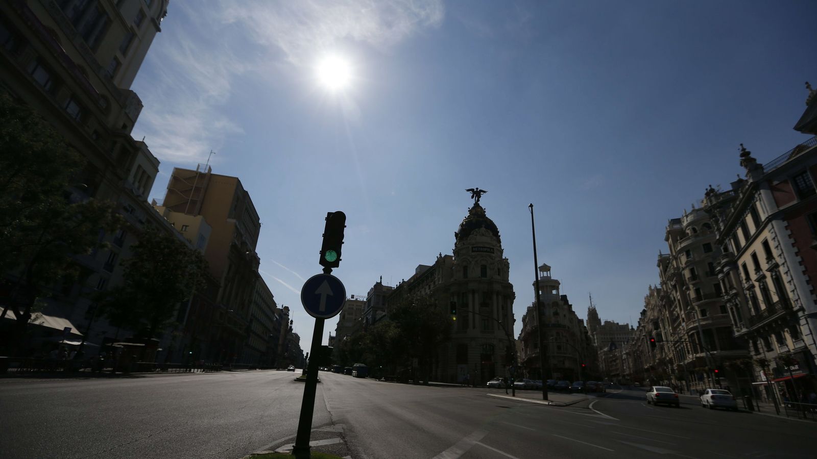 Foto: Una imagen de la céntrica calle Alcalá de Madrid, en verano, sin tráfico (EFE)