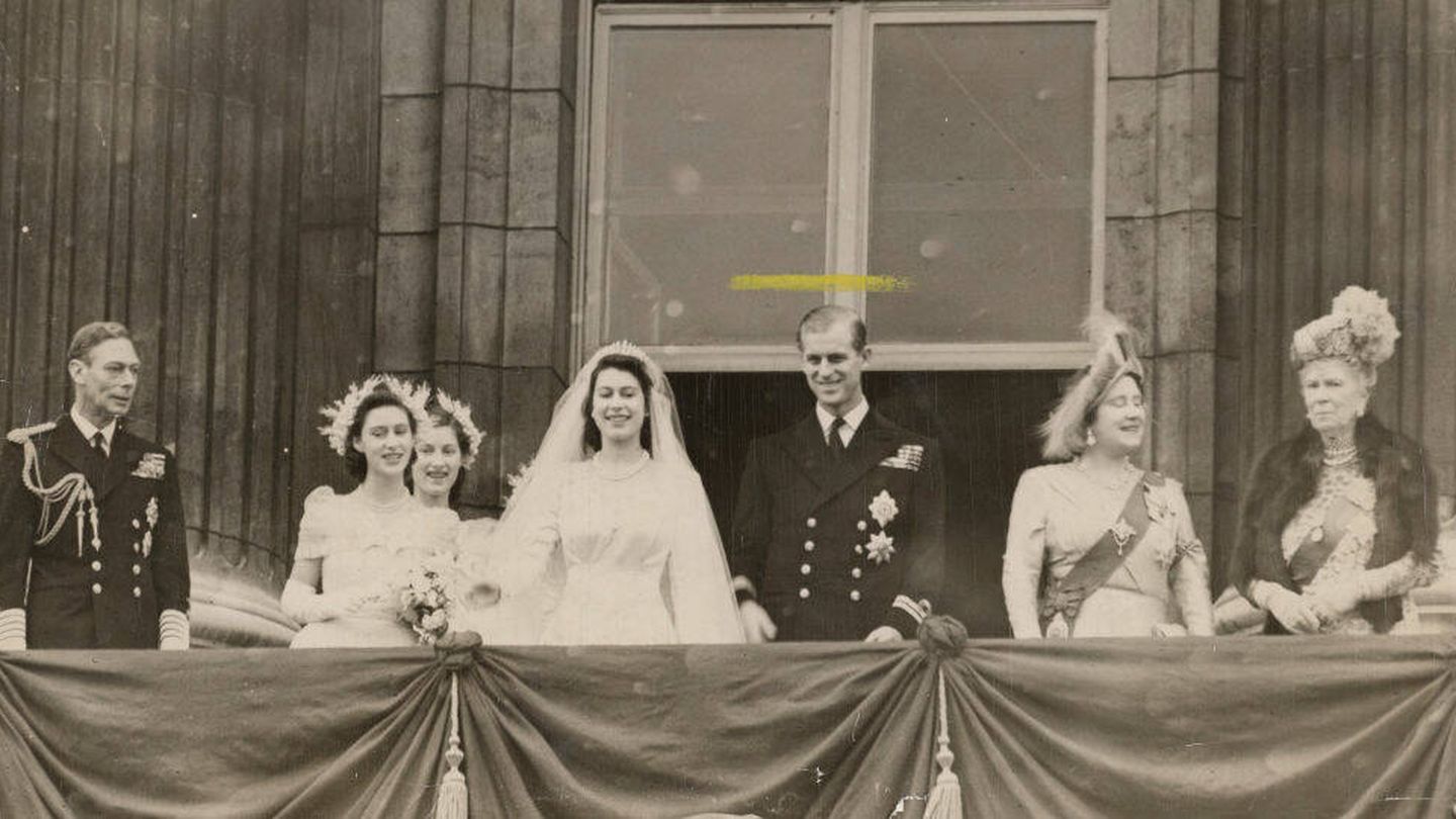 Miembros de la familia real británica, en el balcón del palacio de Buckingham tras la boda de la princesa. (Getty)