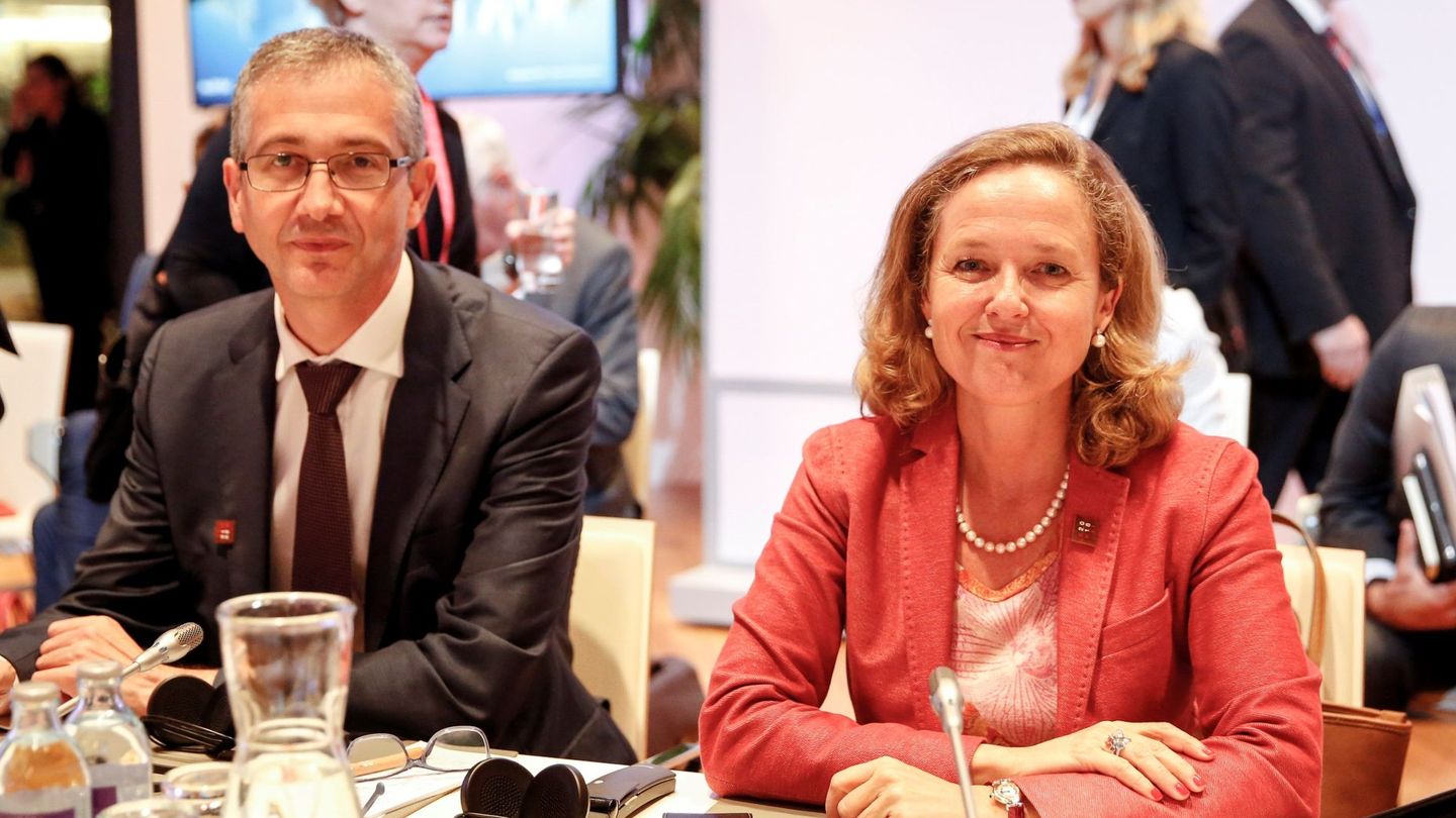 El gobernador del Banco de España, Pablo Hernández de Cos (i), y la vicepresidenta del Gobierno Nadia Calviño (d). (EFE)