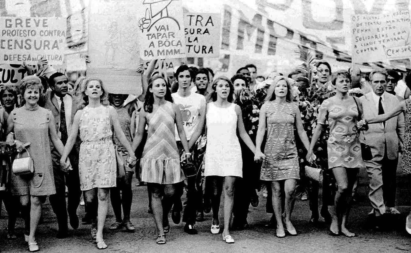 Mujeres manifestándose en una protesta contra la censura en el teatro en Río de Janeiro en febrero de 1968