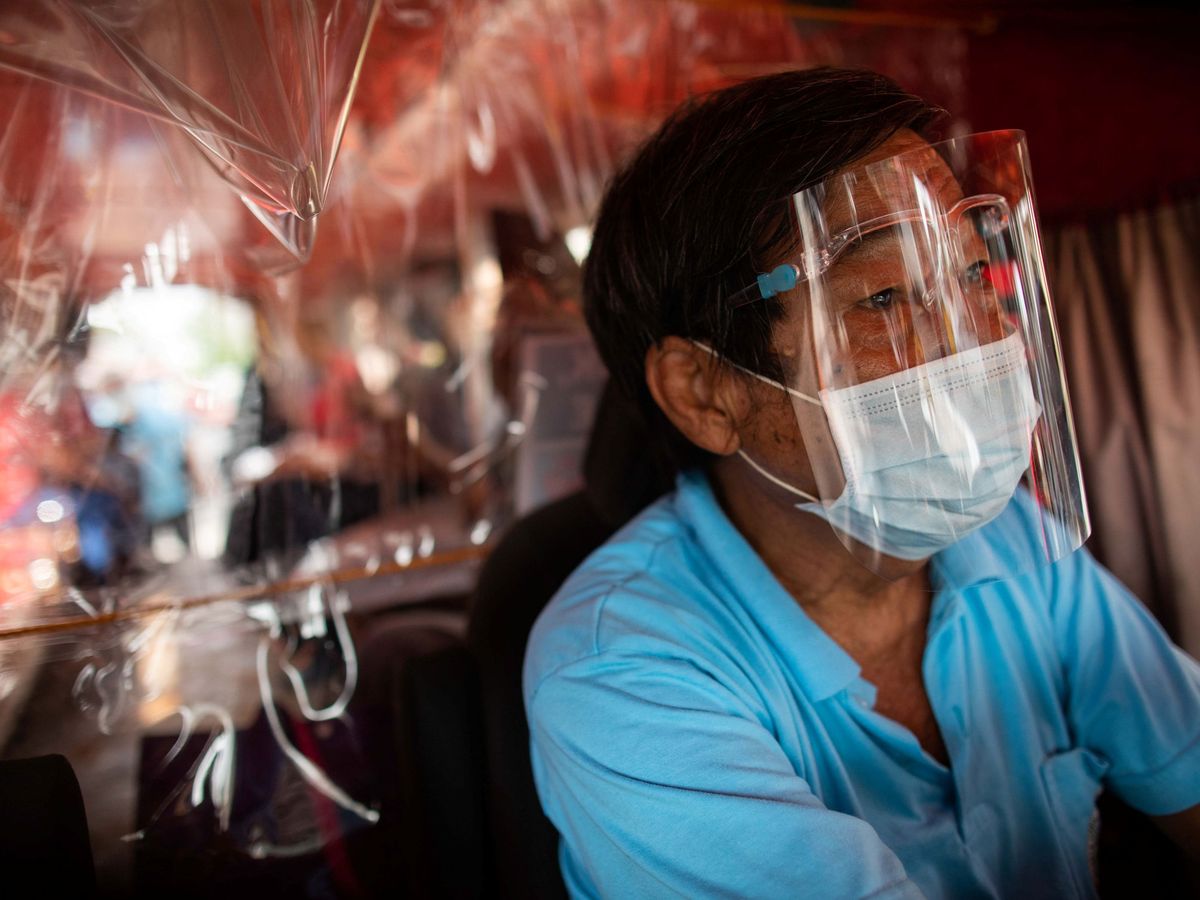 Foto: Combinar la mascarilla con el escudo facial sería la mejor forma de evitar la propagación del coronavirus (Reuters/Eloisa Lopez)