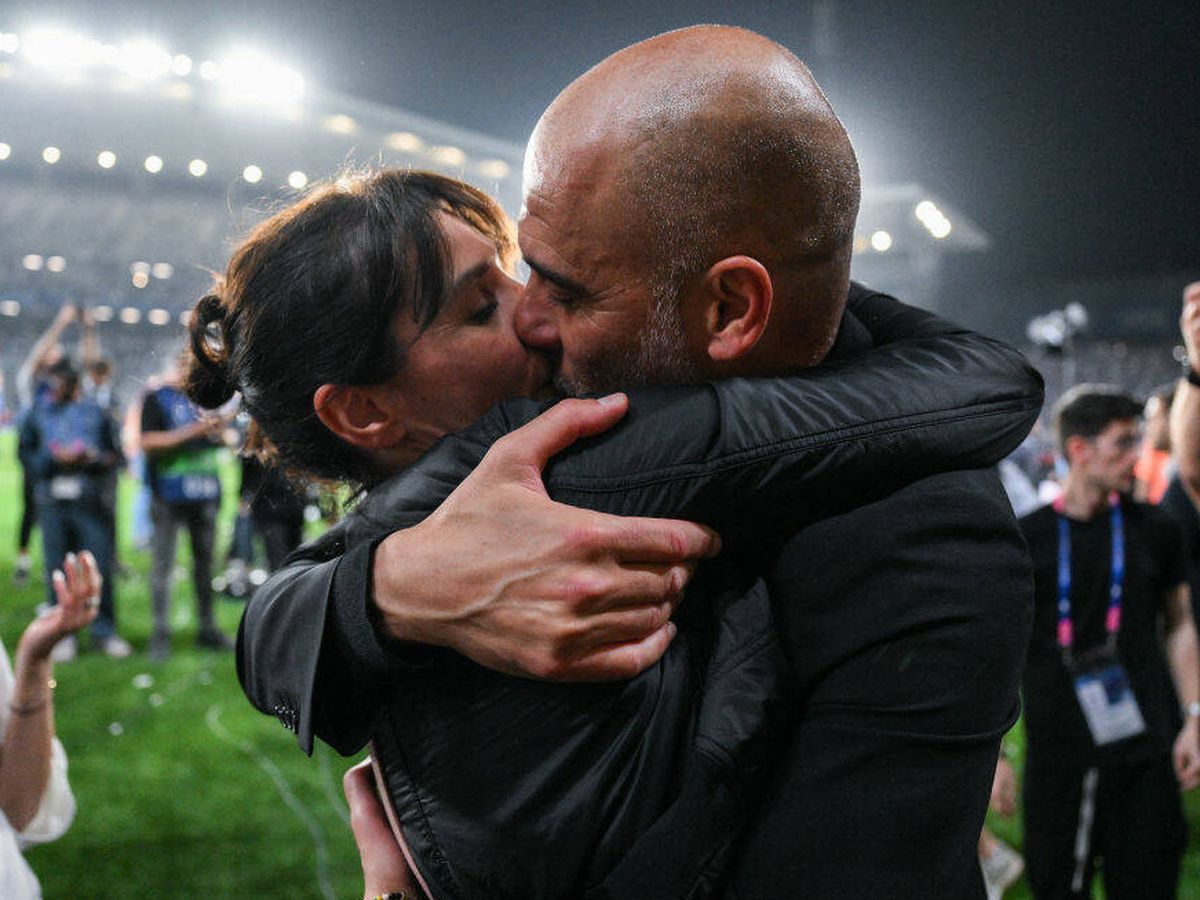 Foto: Guardiola besa apasionadamente a su mujer en Estambul. (Getty Images)