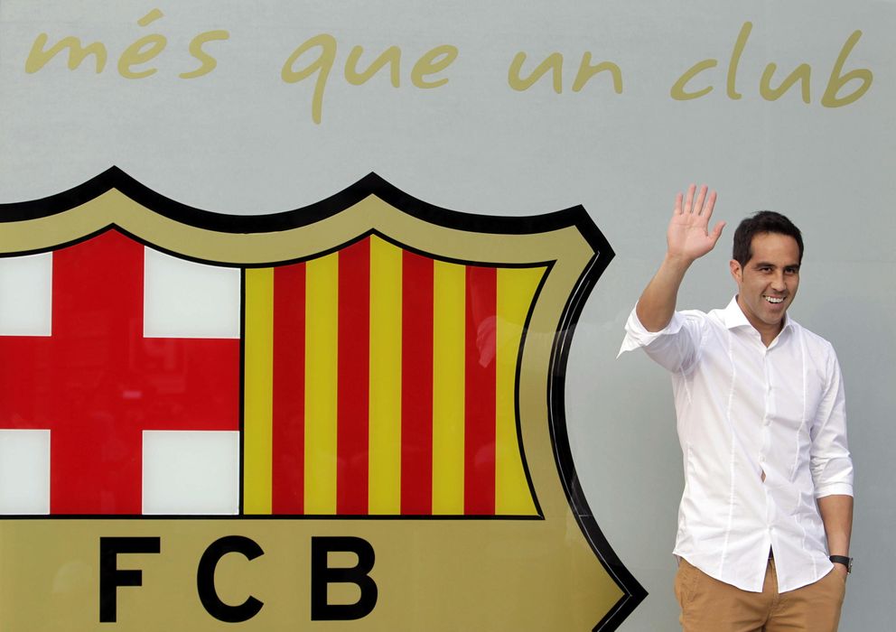 Foto: Claudio Bravo posa con el escudo de su nuevo equipo, el Barcelona.