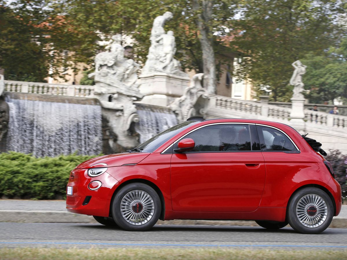 Foto: El Fiat 500e Red puede elegirse con carrocería normal o Cabrio. (Fiat)