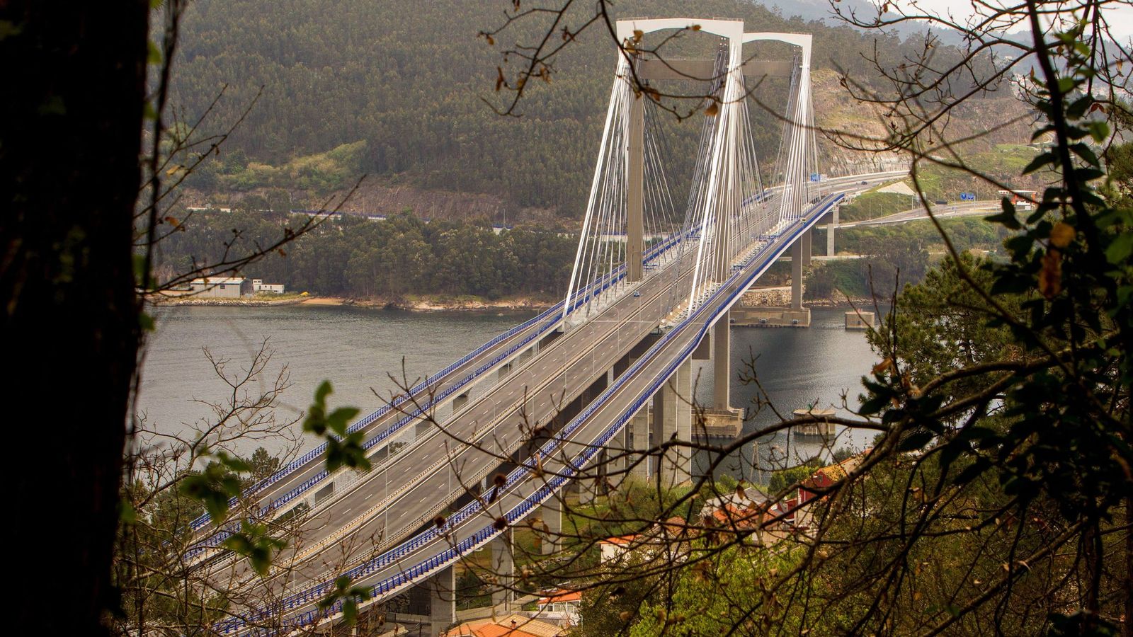 Puente de Rande, en la ría de Vigo. (EFE)