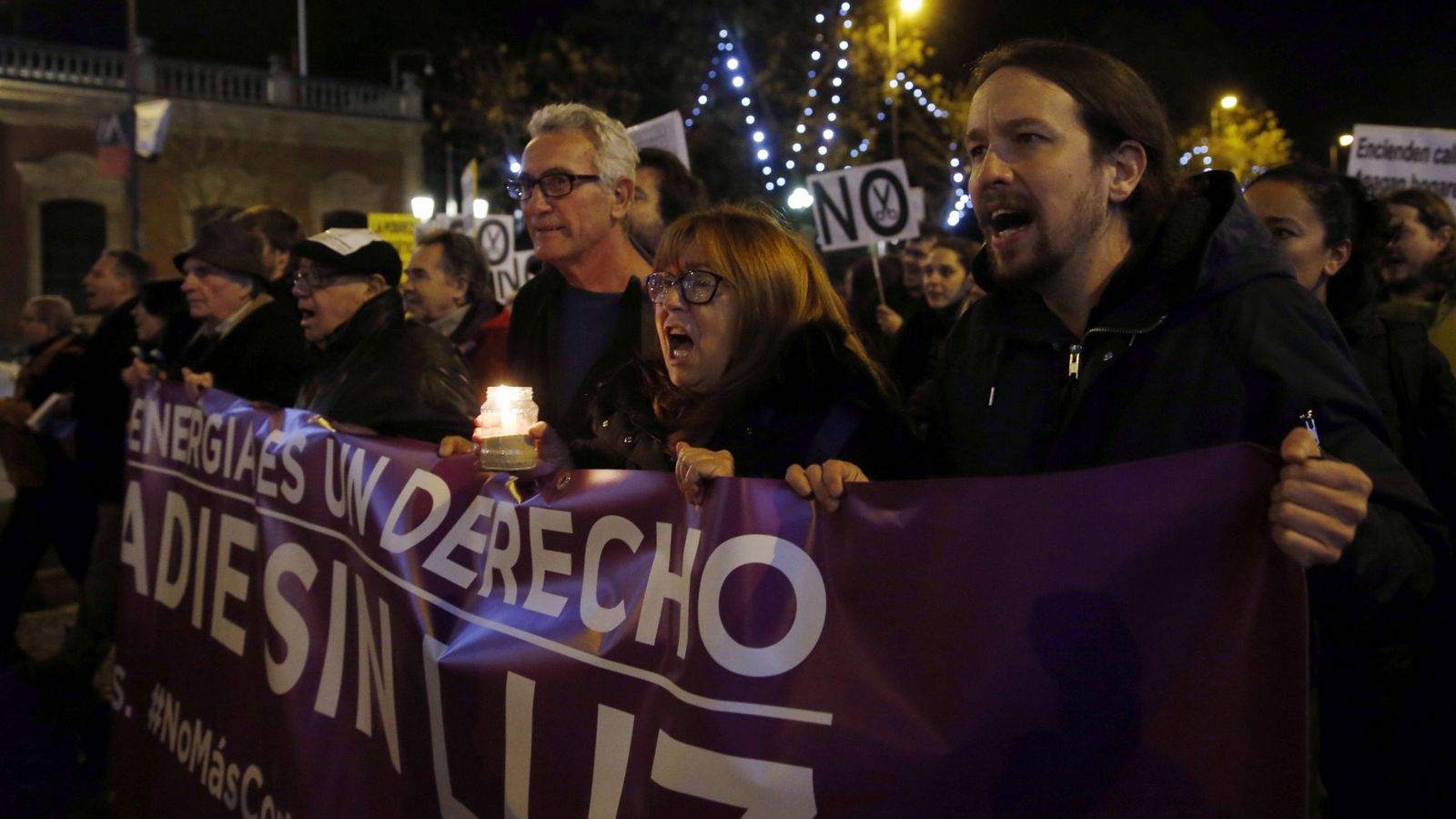 Foto: El líder de Podemos, Pablo Iglesias (d), durante la manifestación contra la pobreza energética celebrada ayer. (EFE)