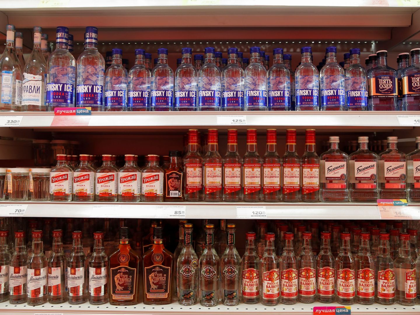 Botellas de vodka en un supermercado. (Reuters)