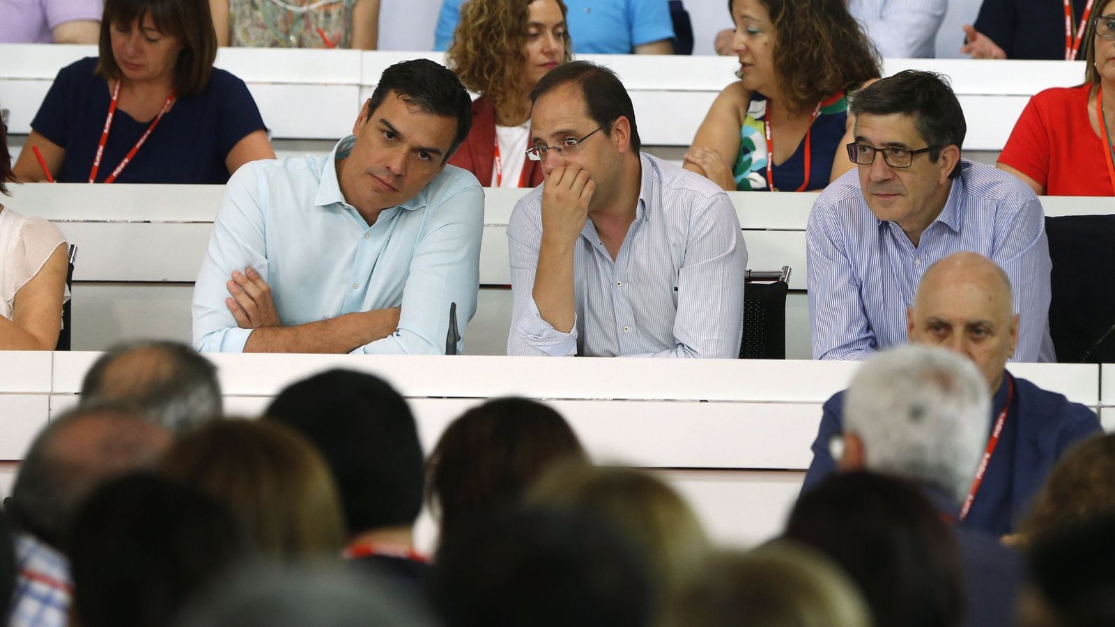Foto: Pedro Sánchez escucha a su número dos, César Luena, durante la reunión del comité federal del PSOE del pasado 9 de julio. (EFE)
