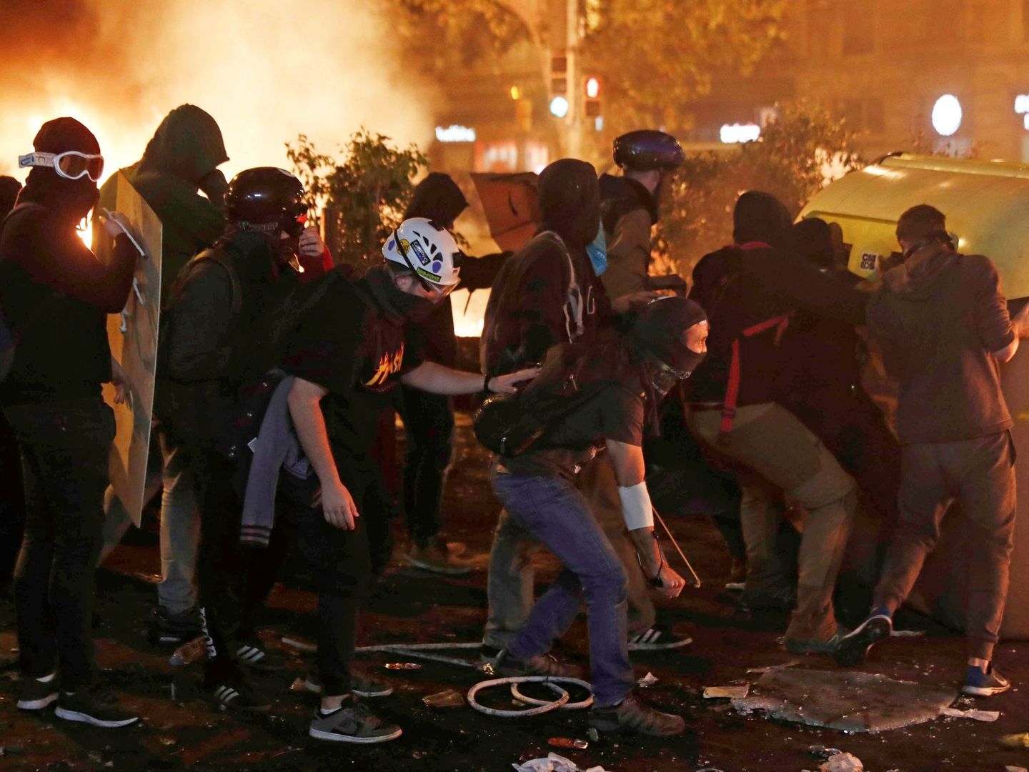 Un grupo de radicales durante los altercados que se han producido este viernes en Barcelona. (EFE)