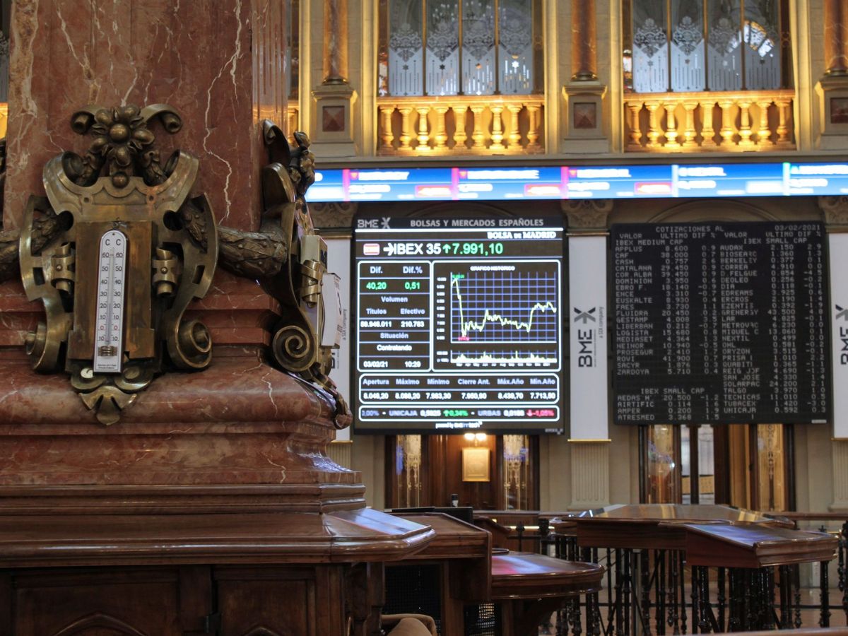 Foto: Pantallas de cotización en el interior del Palacio de la Bolsa de Madrid. (EFE)