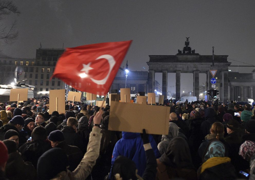 Foto: Organizaciones y partidos se movilizan en Alemania contra la islamofobia. (EFE)