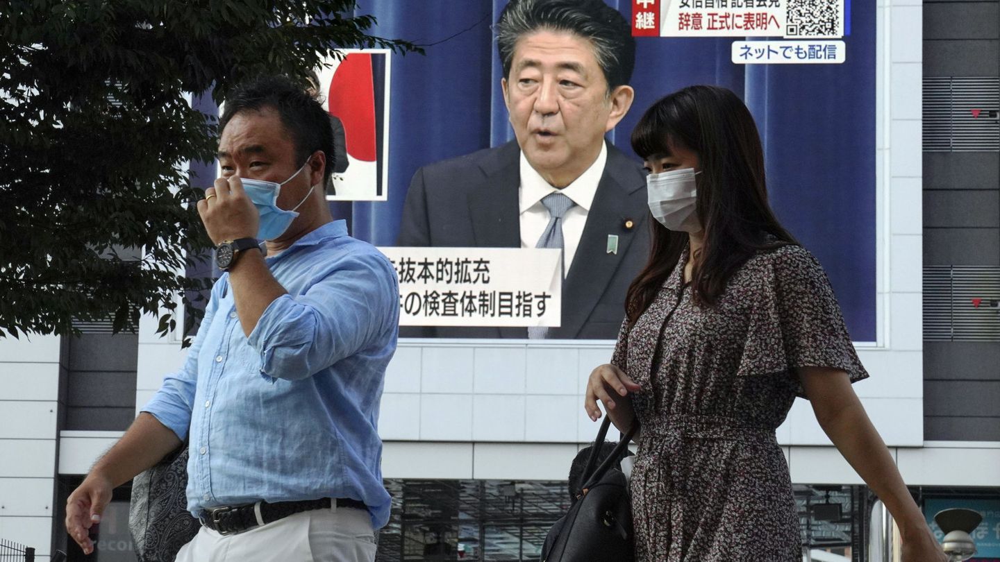 El primer ministro japonés Shinzo Abe anunciando su dimisión, en una pantalla en Tokio. (Reuters)